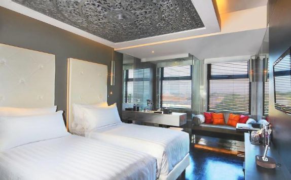 guest room twin bed di L Hotel Seminyak