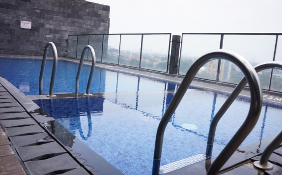 Swimming Pool di Liberta Hotel Kemang