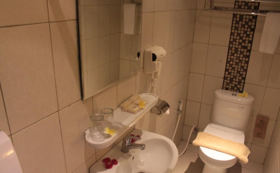 Tampilan Bathroom Hotel di Losari Sunset Hotel