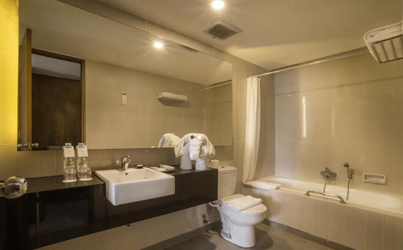 Bathroom di éL Royale Hotel Jakarta