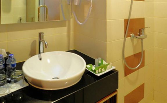 Bathroom di Lynt Hotel Jakarta