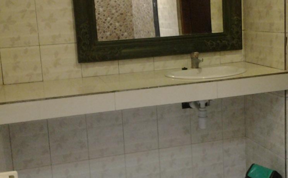 Tampilan Bathroom Hotel di Mahendra Beach Inn
