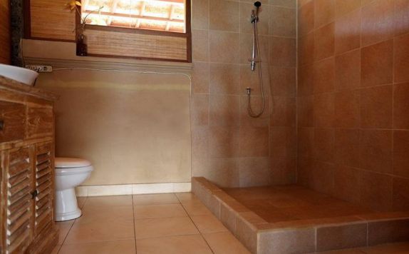 bathroom di Mainski Lembongan Resort