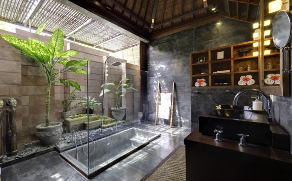 Tampilan Bathroom Hotel di Majapahit Villa Ketewel