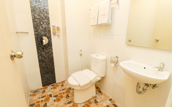 Tampilan Bathroom Hotel di Makassar Beach Inn