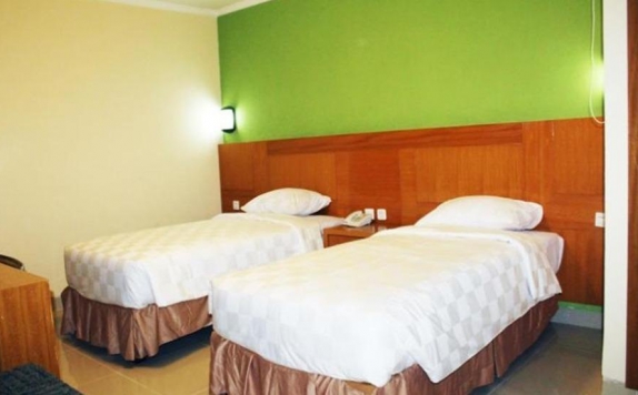 guest room twin bed di Maleosan Inn Manado