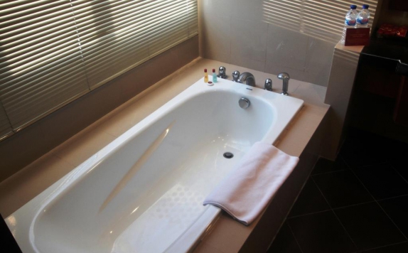 Bathroom di Manado Quality Hotel