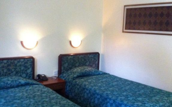 guest room twin bed di Mandala Wisata Solo