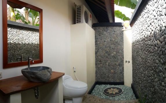 Tampilan Bathroom Hotel di Mango Tree Inn