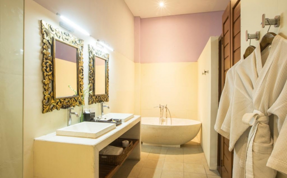 Tampilan Bathroom Hotel di Marbella Pool Suites Seminyak