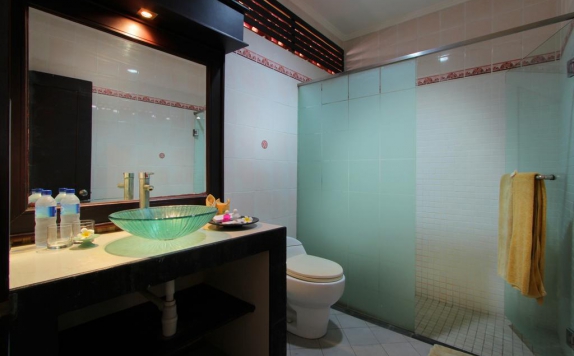 Bathroom di Matahari Terbit Resort & Spa