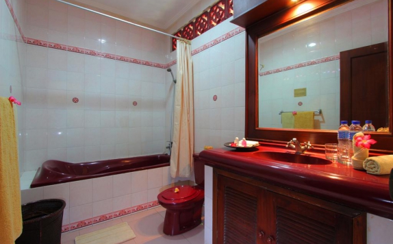 Bathroom di Matahari Terbit Resort & Spa