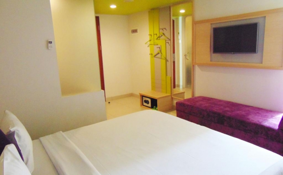 kamar tidur di Maxone Hotel Kramat Jakarta