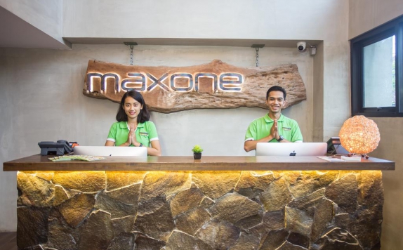 receptionist di MaxOne Hotel ubud