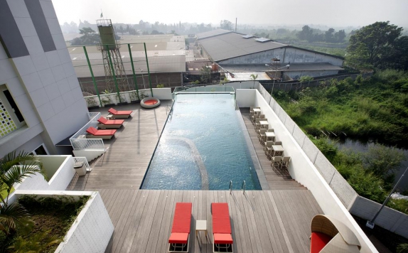 Swimming pool di MaxOne Soekarno Hatta Bandung