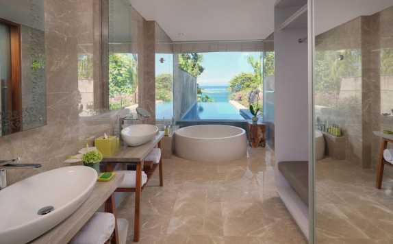 Bathroom di Maya Sanur Resort & Spa