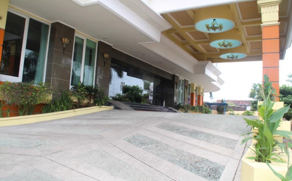Front view di Mega Bintang Sweet Hotel 2