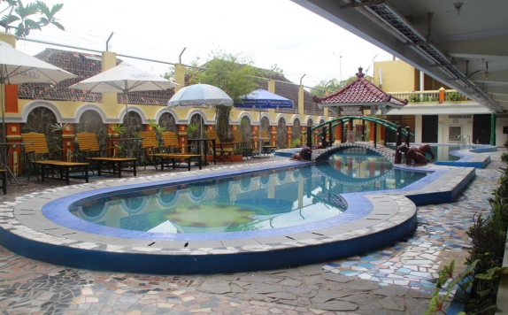 Swimming pool di Mega Bintang Sweet Hotel 2