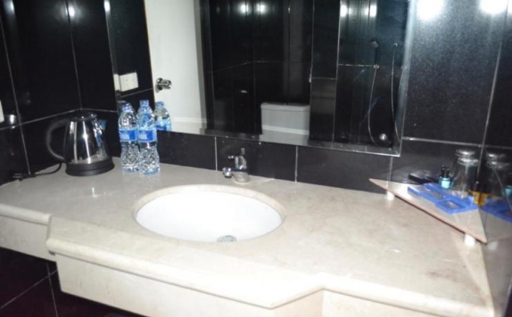 Bathroom di Mega Matra Hotel