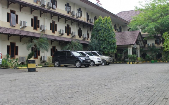 tempat parkir di Mega Matra Hotel