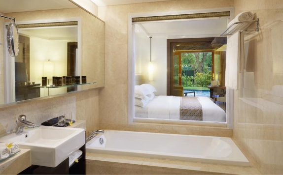 Tampilan Bathroom Hotel di Melia Bali Villas & Spa Resort