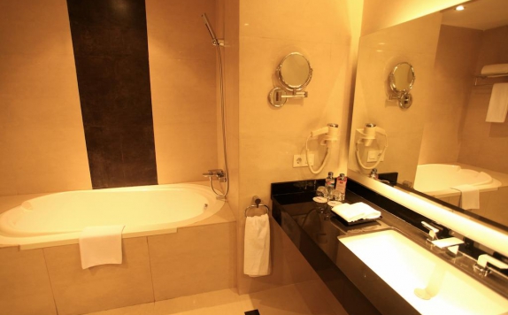 Bathroom di Mercure Banjarmasin City Centre