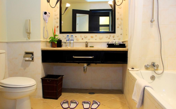 Bathroom di Mercure Manado Tateli Beach