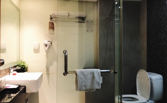 Tampilan Bathroom Hotel di Mercure Mirama Hotel