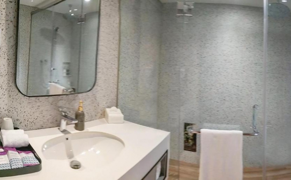 bathroom di Mercure Surabaya Manyar