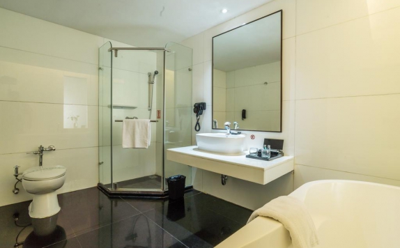 Bathroom di Merlynn Park Hotel Jakarta