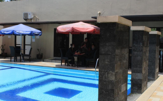 Swimming pool di Metro Suite Hotel Jababeka