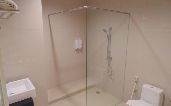 Tampilan Bathroom Hotel di Moscha Hotel
