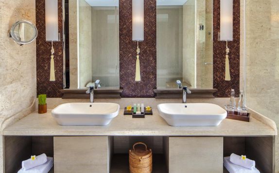Bathroom di Movenpick Resort & Spa Jimbaran