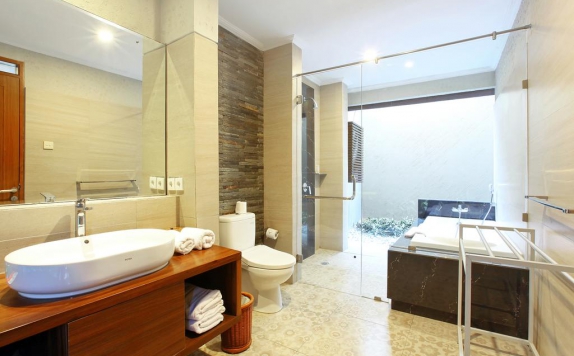 Bathroom di Mutiara Bali Boutique Resort & Villas
