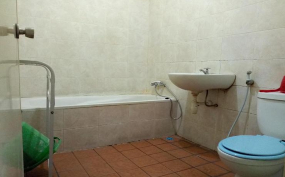 Bathroom di Mutiara Baru Hotel