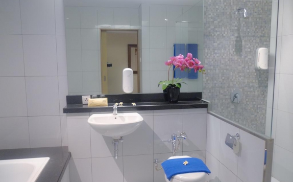 Bathroom di Mutiara Hotel