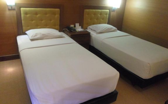 guest room twin bed di Mutiara Malioboro