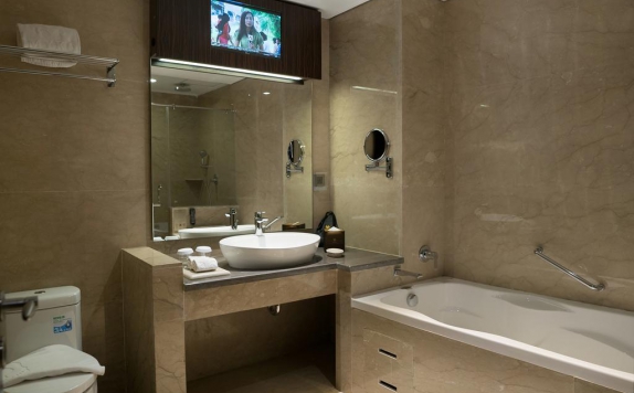 Bathroom di Myko Hotel & Convention Center Makassar
