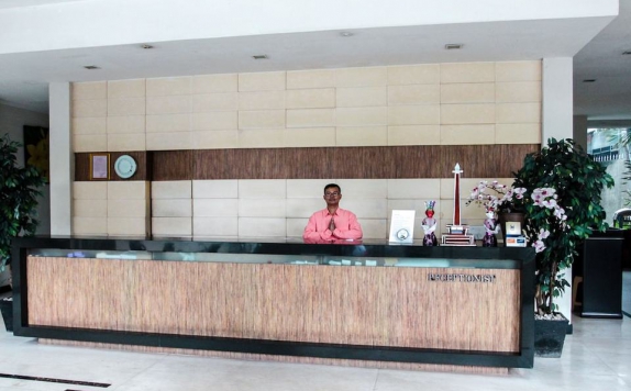 Receptionist di N2 Hotel Jakarta