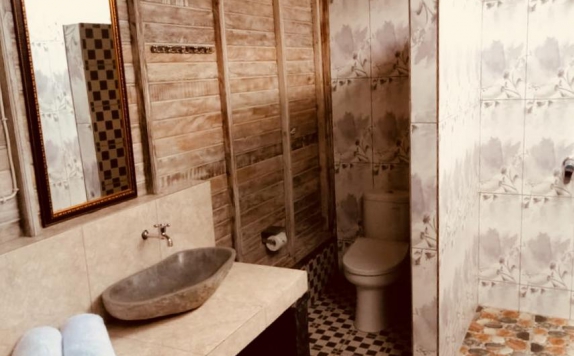 Tampilan Bathroom Hotel di Naradas Mushroom Beach