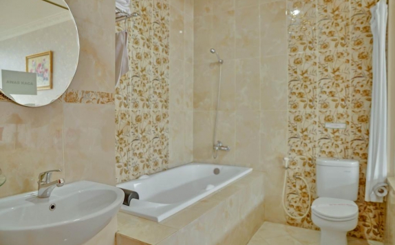 Bathroom di Narapati Indah Hotel