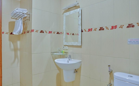 Bathroom di Narapati Indah Hotel