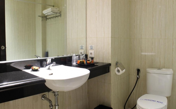 Bathroom di Narita Hotel Tangerang