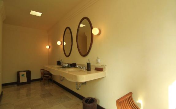 bathroom di Natura Resort & Spa