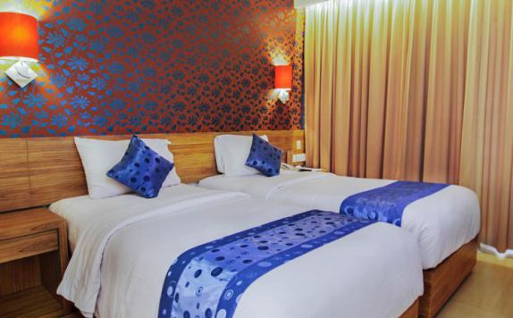 guest room twin bed di Natya Hotel