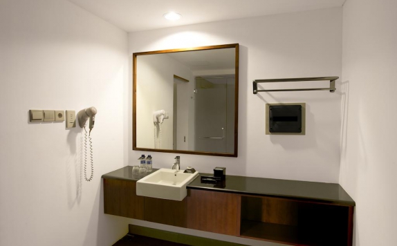 bathroom di NEO+ Green Savana Sentul City