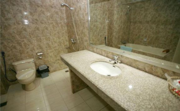 Bathroom di New Resty Menara Hotel