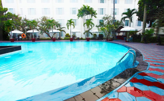 Swimming pool di New Saphir Yogyakarta