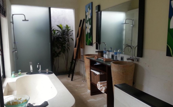 Tampilan Bathroom Hotel di Nike Villas