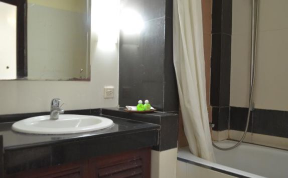 bathroom di Nirmala Hotel Denpasar